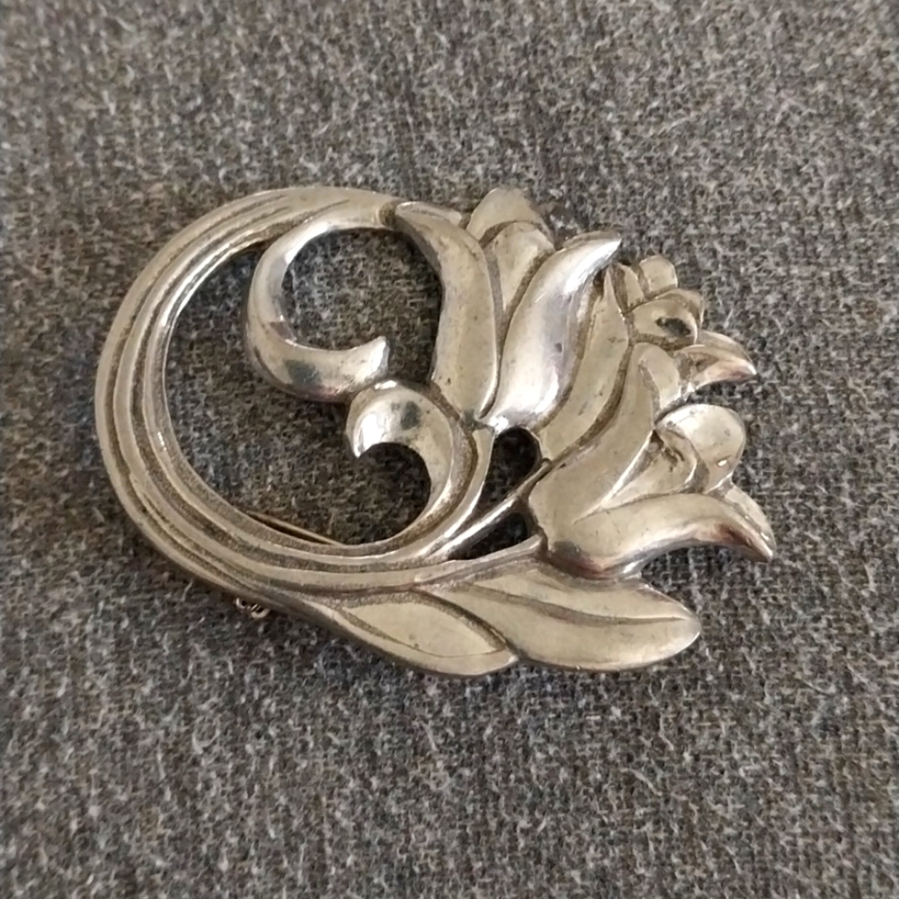 Seagull pewter tulip brooch
